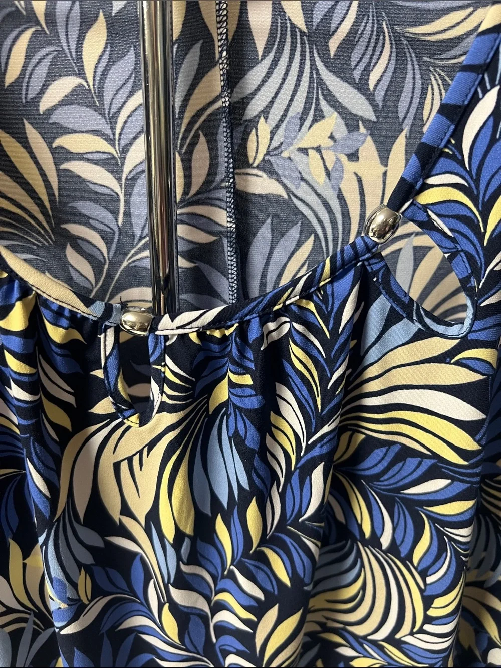 Carmen Marc Valvo Navy, Blue & Cream Leaf-Print Short Sleeve Top - Picture 4 of 8